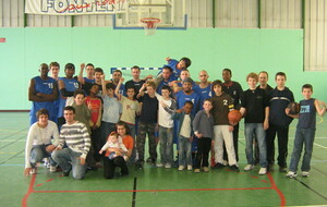 69eb63ff38c5b_BASKETLquipepremireaumilieudesessupporters.jpg